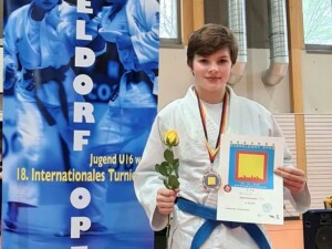 Lena mit ihrer Bronzemdaille in Düsseldorf.