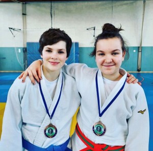 Lena (links) gemeinsam mit Lara vom BJC aus der braunschweiger Trainingsgemeinschaft. Beide erkämpften in Berlin Bronze.