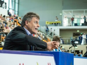 Gottfried Burucker zeigt vollen Einsatz während einer Wettkampf-Betreuung