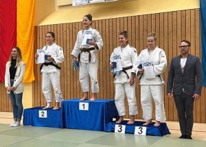 SFV-Sportlerin Mayleen, auf dem Treppchen ganz rechts, mit Bronze in Mannheim